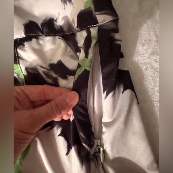 NWOT Amy Sport $160 women’s medium golf skort. Green & black print. Never worn - Picture 12 of 12